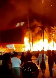 Kantor DPRD Makassar dibakar