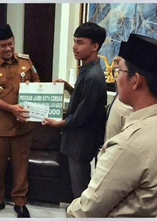 Maulana salurkan bantuan