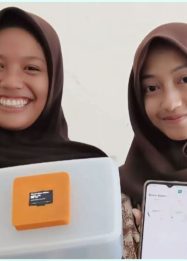 Dua siswi SMA Negeri 2 Cilacap